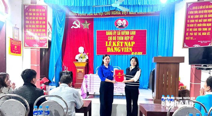 Chi bộ thôn Hợp Kỳ nay là thôn 4 xã Quỳnh Lương xã Quỳnh Anh trao quyết định kết nạp Đảng cho đảng viên mới. Ảnh : AH