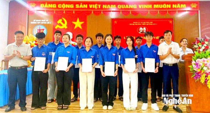 Chi bộ Trường THPT Quỳnh Lưu 3 trao quyết định kết nạp cho các đảng viên học sinh. Ảnh: CSCC
