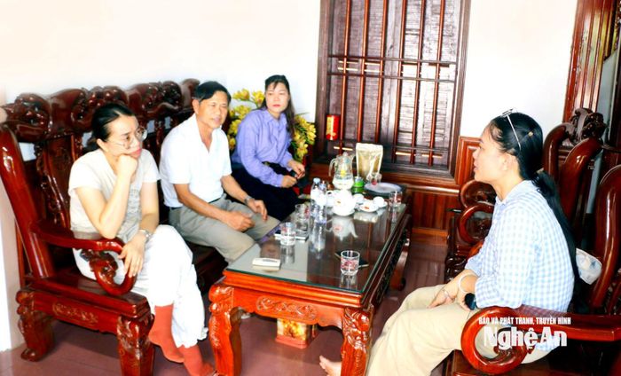 Chị Phạm Thị Đông (áo trắng, quần trắng) chia sẻ cảm xúc khi được đứng vào hàng ngũ của Đảng. Ảnh: K.L