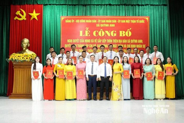 Lễ công bố các quyết định sáp nhập thôn xóm tại xã Quỳnh Anh. Ảnh: CSCC