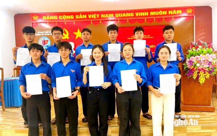 Niềm vui của các học sinh Trường THPT Quỳnh Lưu 3 khi được đứng vào hàng ngũ của Đảng. Ảnh: K.L