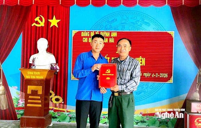 Công tác bồi dưỡng, tạo nguồn phát triển đảng viên từ ĐVTN trẻ được các chi bộ thôn xóm ở xã Quỳnh Anh quan tâm. Ảnh: CSCC