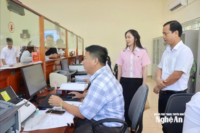 Lãnh đạo xã Quỳnh Anh kiểm tra công tác giải quyết thủ tục hành chính cho người dân và doanh nghiệp tại Trung tâm Hành chính công xã. Ảnh: Thu Hương