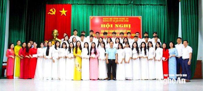 Lãnh đạo Đảng ủy xã Quỳnh Anh chụp ảnh cùng các đảng viên mới và quần chúng ưu tú chuẩn bị kết nạp Đảng. Ảnh: Hồng Diện