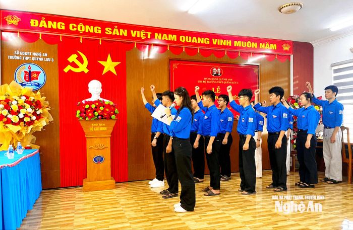 Lễ kết nạp Đảng tại Trường THPT Quỳnh Lưu 3. Ảnh: CSCC