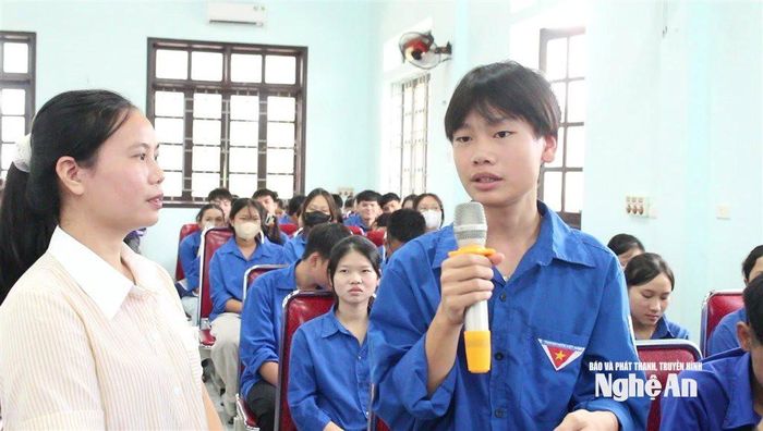 Tuổi trẻ Quỳnh Anh trao đổi ý kiến tại lễ sinh hoạt toàn đoàn. Ảnh: Hồng Diện