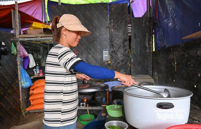 Bếp ăn tập thể dã chiến đỏ lửa từ 4 giờ sáng để phục vụ công nhân. Ảnh: Thành Cường