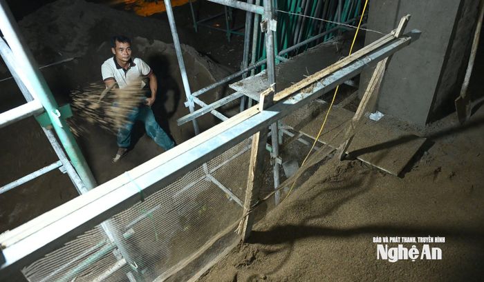 Mỗi công nhân làm ca đêm đều được nhà thầu hỗ trợ thêm 50.000đ/giờ. Ảnh: Thành Cường