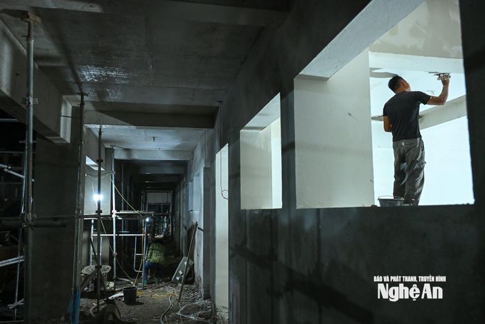 Công nhân trát, bả tường vào ca đêm. Ảnh: Ngọc Cường.