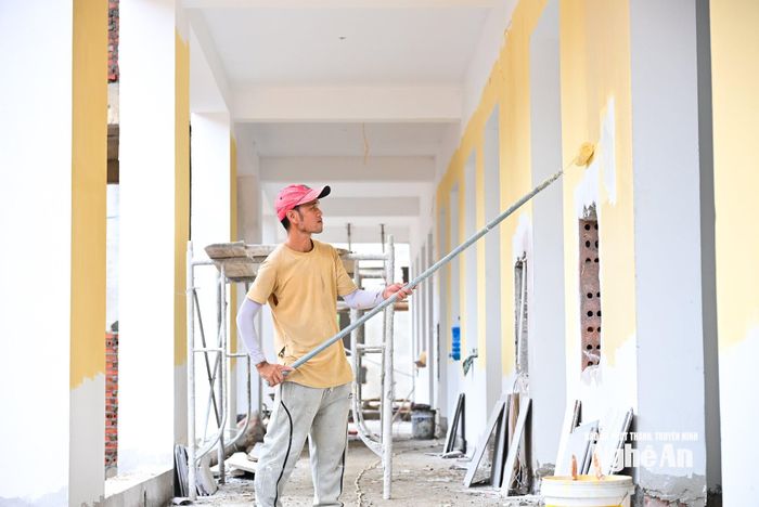Tổ thợ sơn hoàn thiện bề mặt để bàn giao cho tổ thi công khác. Ảnh: Thành Cường