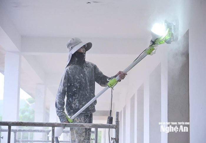 Mài đánh bề mặt trước lúc sơn. Ảnh: Thành Cường