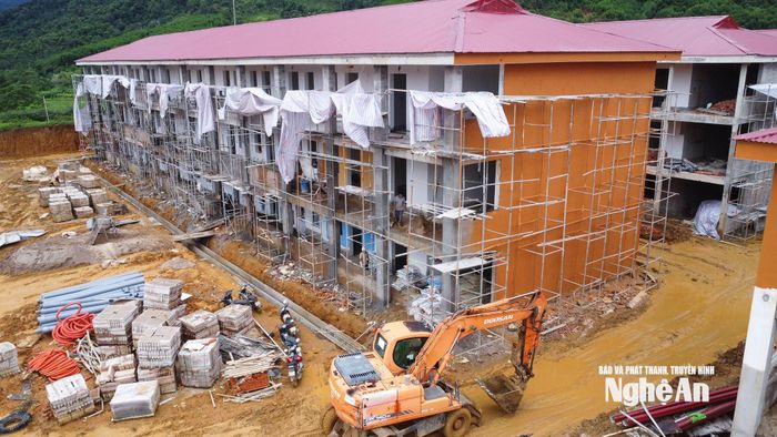 Dãy phòng học đang bước vào giai đoạn hoàn thiện. Ảnh: Thành Cường