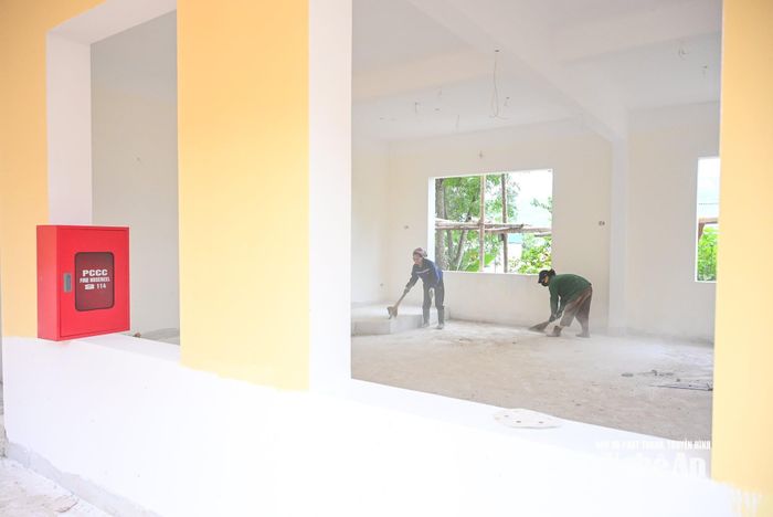 Vệ sinh các phòng học. Ảnh: Thành Cường