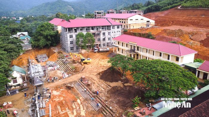 Công trường xây dựng Trường phổ thông nội trú liên cấp Tiểu học và Trung học cơ sở Quế Phong đang trong giai đoạn nước rút. Ảnh: Thành Cường