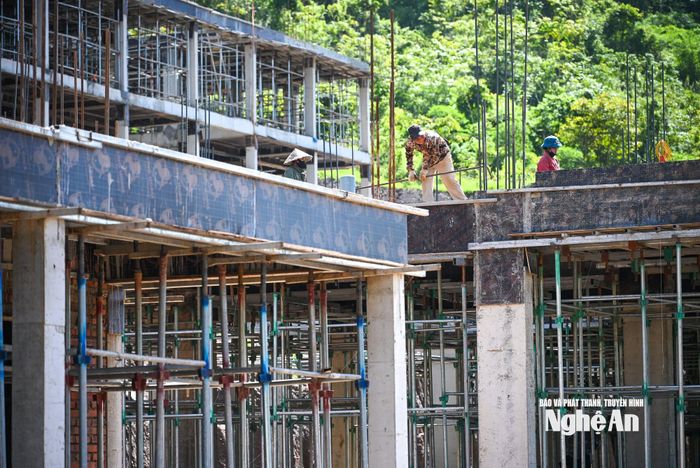 Công nhân thi công tại công trường Trường phổ thông nội trú liên cấp Tiểu học và Trung học cơ sở Tam Thái. Ảnh: Thành Cường