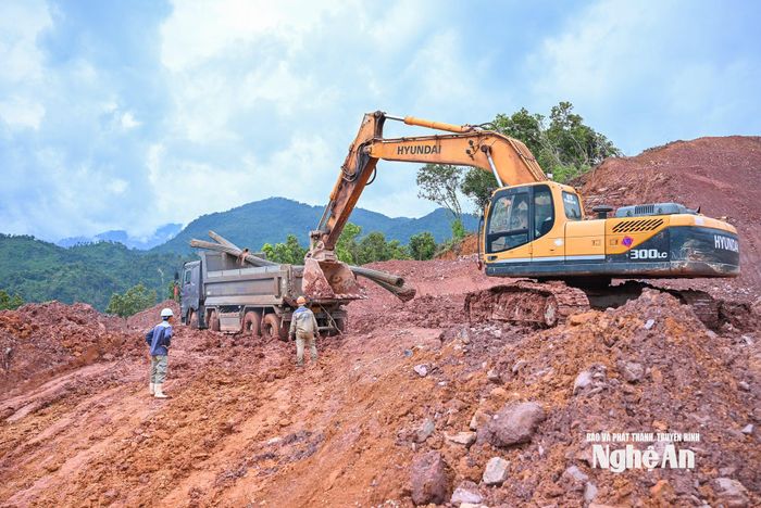 Mưa lớn khiến đường vào công trường trở lên lầy lội, trơn trượt, xe cơ giới không thể chở vật liệu lên công trình. Ảnh: Thành Cường
