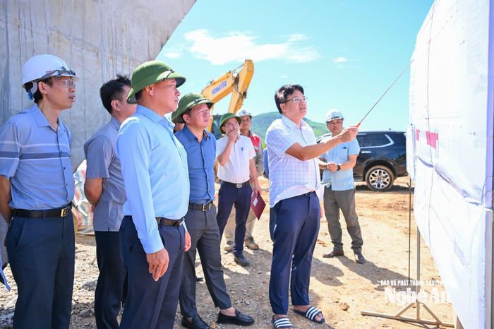 Phó Chủ tịch UBND tỉnh Hoàng Phú Hiền kiểm tra tổng quan Dự án đường kết nối giữa đường giao thông nối Quốc lộ 7C đi đường Hồ Chí Minh với Quốc lộ 48E. Ảnh: Thành Cường