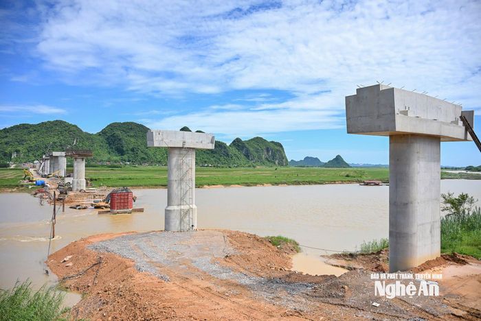 Phần cầu của Dự án đường kết nối Quốc lộ 7C đi đường Hồ Chí Minh với Quốc lộ 48E đang gấp rút thi công. Ảnh: Thành Cường