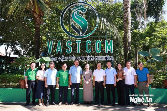 Đoàn công tác chụp ảnh lưu niệm với công ty.