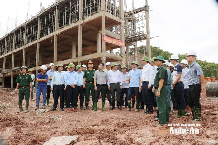 Đồng chí Hoàng Nghĩa Hiếu - Phó Bí thư Thường trực Tỉnh ủy, Chủ tịch HĐND tỉnh cùng đoàn công tác kiểm tra tiến độ thi công Trường Phổ thông nội trú liên cấp Tiểu học và Trung học cơ sở Nhôn Mai. Ảnh: Nguyễn Nam