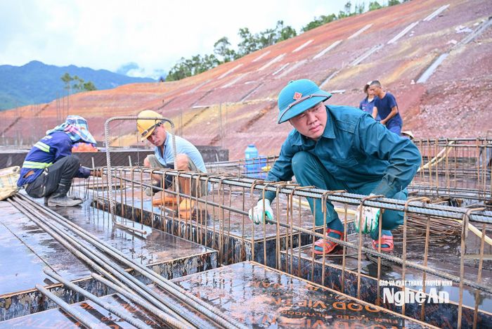 Lực lượng Dân quân tự vệ tham gia hỗ trợ đơn vị thi công Trường phổ thông liên cấp Nhôn Mai. Ảnh: Thành Cường