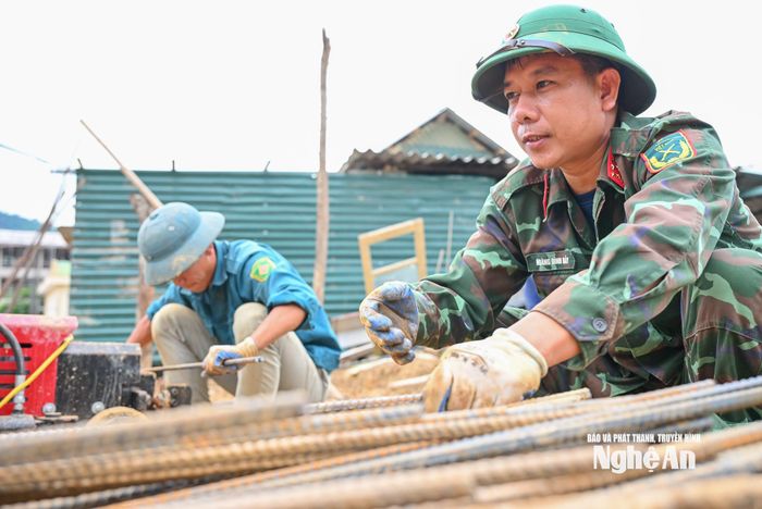 Các cán bộ, quân nhân tham gia uốn thép tại công trường xây dựng trường phổ thông nội trú liên cấp Bắc Lý. Ảnh: Thành Cường.