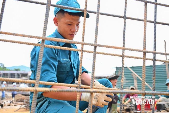 Dù mới được phân công nhưng các chiến sĩ Dân quân tự vệ rất nhanh thạo việc. Ảnh: Thành Cường