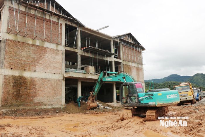 Khắc phục khó khăn về thời tiết, các nhà thầu tăng cường phương tiện cơ giới vào thi công, đẩy nhanh tiến độ. Ảnh: Nguyễn Nam