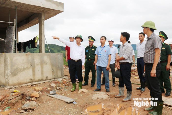Đồng chí Phó Chủ tịch UBND tỉnh Thái Văn Thành yêu cầu hoàn tất các phần việc, tạo mặt bằng chuẩn bị cho ngày khai giảng năm học mới. Ảnh: Nguyễn Nam