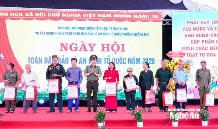 Thượng tướng Lê Văn Tuyến - Ủy viên Trung ương Đảng, Thứ trưởng Bộ Công an tặng quà cho các hộ dân trên địa bàn phường Hoàng Mai. Ảnh: Phạm Bằng
