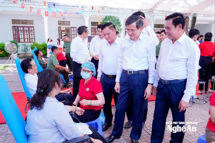 Giám đốc Học viện Chính trị quốc gia Hồ Chí Minh Đoàn Minh Huấn và lãnh đạo tỉnh Nghệ An động viên, tặng quà, biểu dương cán bộ, nhân dân, tình nguyện viên đã tích cực tham gia chương trình hiến máu nhân đạo tại phường Hoàng Mai. Ảnh: Phạm Bằng