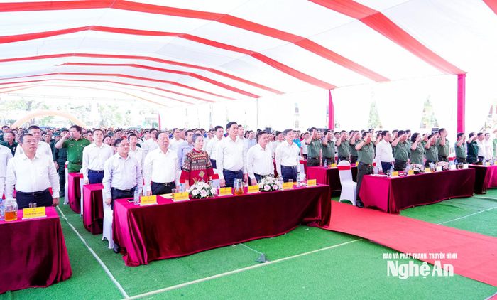 Giám đốc Học viện Chính trị quốc gia Hồ Chí Minh Đoàn Minh Huấn và lãnh đạo Bộ Công an, tỉnh Nghệ An thực hiện nghi thức chào cờ. Ảnh: Phạm Bằng