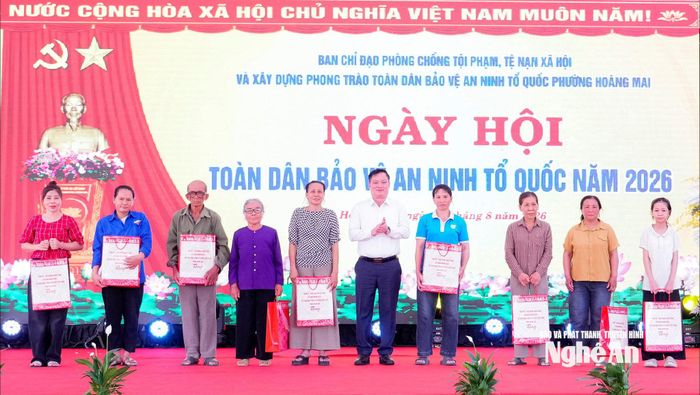 Đồng chí Nguyễn Khắc Thận - Bí thư Tỉnh ủy, Trưởng đoàn ĐBQH tỉnh trao quà của tỉnh Nghệ An cho các hộ dân trên địa bàn phường Hoàng Mai. Ảnh: Phạm Bằng