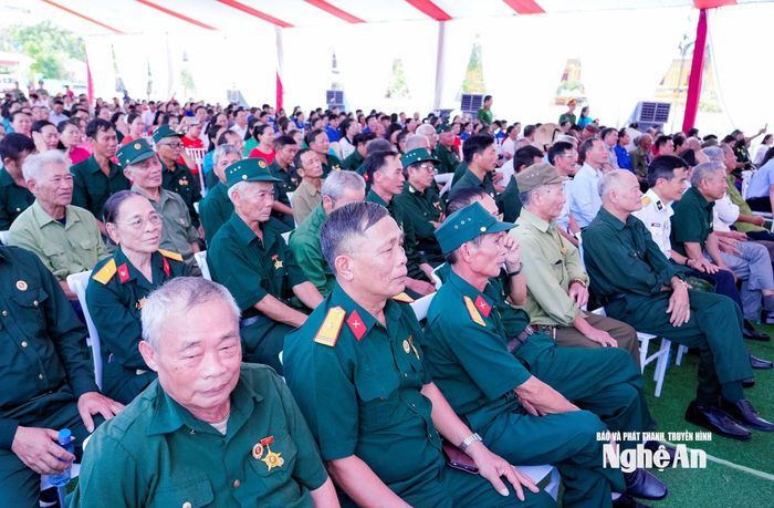 Đông đảo người dân phường Hoàng Mai tham dự ngày hội. Ảnh: Phạm Bằng