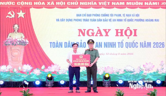 Giám đốc Công an tỉnh, Thiếu tướng Đinh Việt Dũng trao quà hỗ trợ xây dựng Nhà tình nghĩa cho gia đình ông Lê Công Thuyết. Ảnh: Phạm Bằng