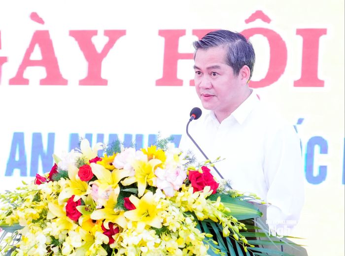 Bí thư Đảng ủy phường Hoàng Mai Nguyễn Hữu An phát biểu bế mạc ngày hội. Ảnh: Phạm Bằng