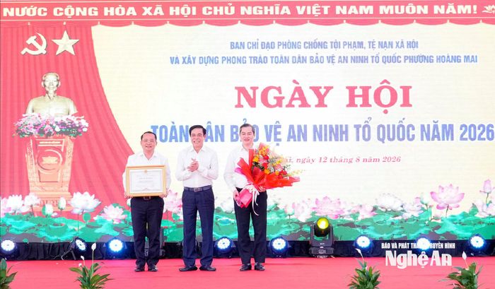 Chủ tịch UBND tỉnh Võ Trọng Hải tặng Bằng khen cho Nhân dân và cán bộ phường Hoàng Mai. Ảnh: Phạm Bằng