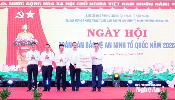 Đồng chí Nguyễn Khắc Thận - Bí thư Tỉnh ủy, Trưởng đoàn ĐBQH tỉnh trao quà của tỉnh Nghệ An tặng Đảng bộ, chính quyền và Nhân dân phường Hoàng Mai. Ảnh: Phạm Bằng