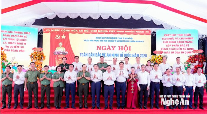 Lãnh đạo Đảng, Nhà nước, Bộ Công an, tỉnh Nghệ An và các đại biểu dự ngày hội chụp ảnh lưu niệm. Ảnh: Phạm Bằng