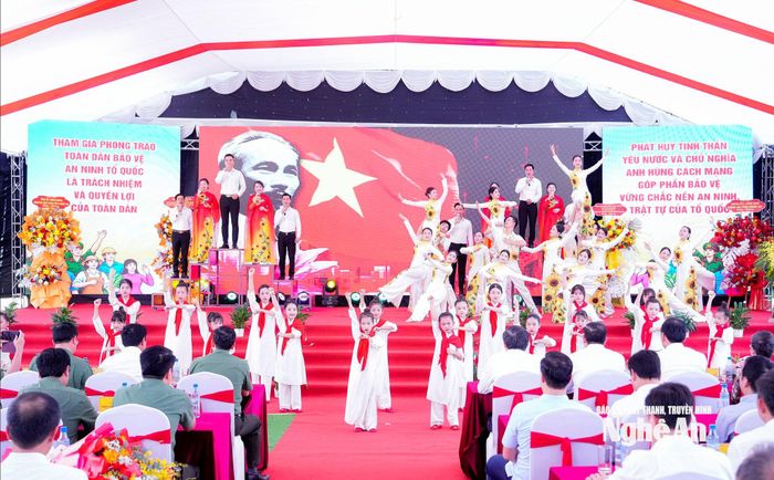 Chương trình nghệ thuật chào mừng ngày hội. Ảnh: Phạm Bằng
