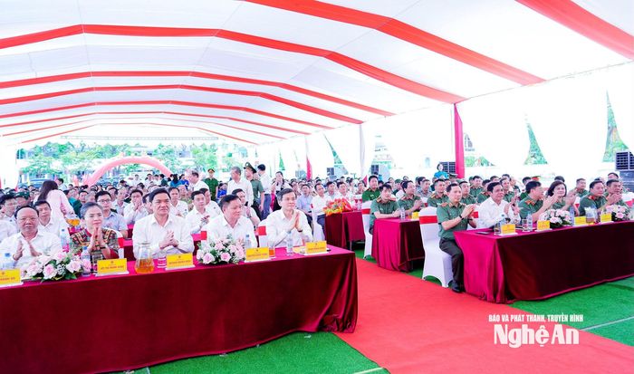 Giám đốc Học viện Chính trị quốc gia Hồ Chí Minh Đoàn Minh Huấn và lãnh đạo Bộ Công an, tỉnh Nghệ An dự ngày hội. Ảnh: Phạm Bằng