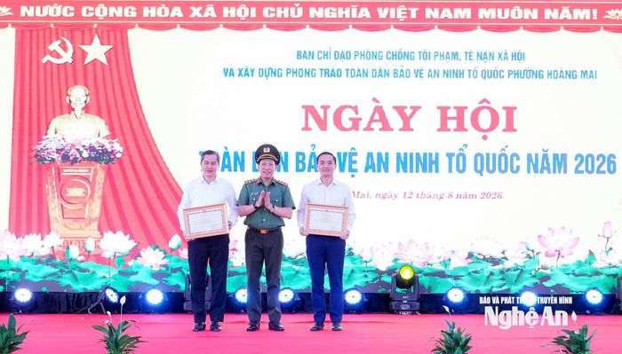 Thượng tướng Lê Văn Tuyến - Thứ trưởng Bộ Công an trao Bằng khen của Bộ trưởng Bộ Công an cho Nhân dân, cán bộ phường Vinh Phú và Bí thư Đảng ủy phường Hoàng Mai Nguyễn Hữu An. Ảnh: Phạm Bằng