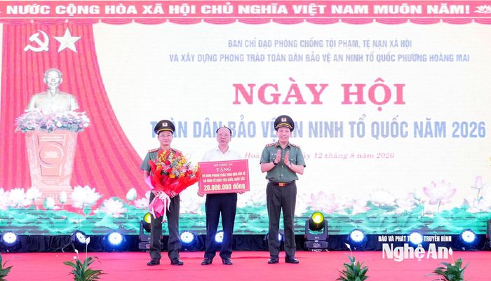 Thượng tướng Lê Văn Tuyến - Ủy viên Trung ương Đảng, Thứ trưởng Bộ Công an, Trưởng Ban Chỉ đạo Trung ương trao thưởng Ban Chỉ đạo mô hình “Giáo dục ý thức chấp hành pháp luật và kỹ năng sống trong các trường học” của tỉnh Nghệ An. Ảnh: Phạm Bằng