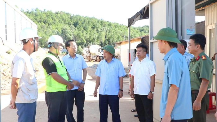 Đồng chí Dương Đình Chỉnh - Ủy viên Ban Thường vụ Tỉnh ủy, Phó Chủ tịch Thường trực HĐND tỉnh khảo sát tại Khu liên hợp xử lý chất thải rắn Nghi Yên. Ảnh: Thanh Nga