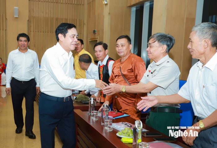 Chủ tịch UBND tỉnh Võ Trọng Hải vui mừng chào đón các đại biểu là người có uy tín tiêu biểu trong đồng bào các dân tộc thiểu số về dự chương trình gặp mặt. Ảnh: Thành Duy