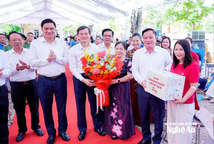 Giám đốc Học viện Chính trị quốc gia Hồ Chí Minh Đoàn Minh Huấn và lãnh đạo tỉnh Nghệ An động viên, tặng quà, biểu dương cán bộ, nhân dân, tình nguyện viên đã tích cực tham gia chương trình hiến máu nhân đạo tại phường Hoàng Mai. Ảnh: Phạm Bằng