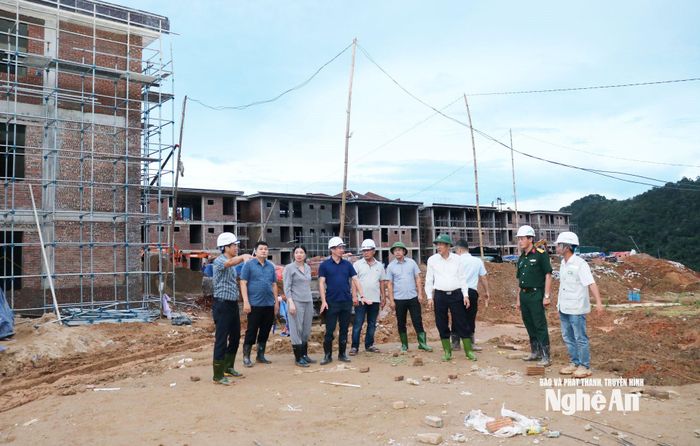 Đồng chí Thái Văn Thành - Ủy viên Ban Chấp hành Đảng bộ tỉnh, Phó Chủ tịch UBND tỉnh trực tiếp kiểm tra tại công trình xây dựng Trường Phổ thông nội trú liên cấp Tiểu học và Trung học cơ sở Na Ngoi. Ảnh: Nguyễn Nam