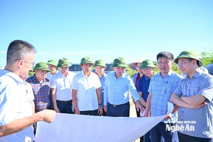 Phó Chủ tịch UBND tỉnh Hoàng Phú Hiền kiểm tra tiến độ các dự án. Ảnh: Thành Cường