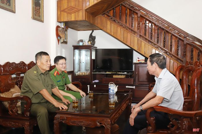Ông Hoàng Văn Nam (người mặc áo kẻ) ghi nhận hiệu quả từ việc xây dựng phong trào toàn dân bảo vệ ANTQ, qua đó, nâng cao ý thức cảnh giác, chung tay tố giác tội phạm trong cộng đồng dân cư.