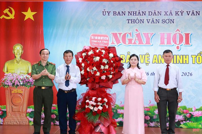 Thiếu tướng Nguyễn Xuân Thao - Giám đốc Công an tỉnh tặng hoa chúc mừng thôn Văn Sơn (xã Kỳ Văn) tại "Ngày hội toàn dân bảo vệ ANTQ".